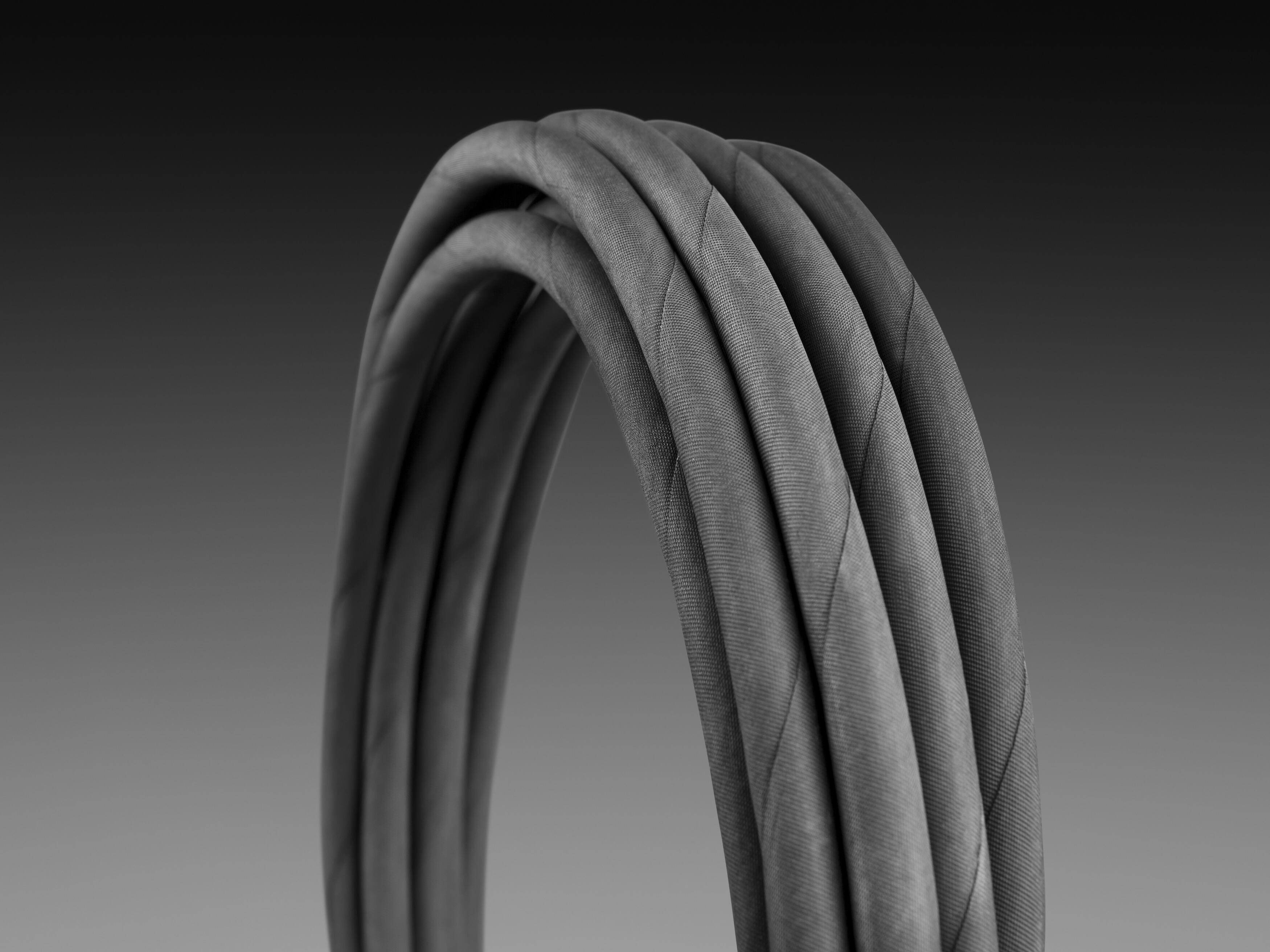 Длинный шланг со стальным армированием