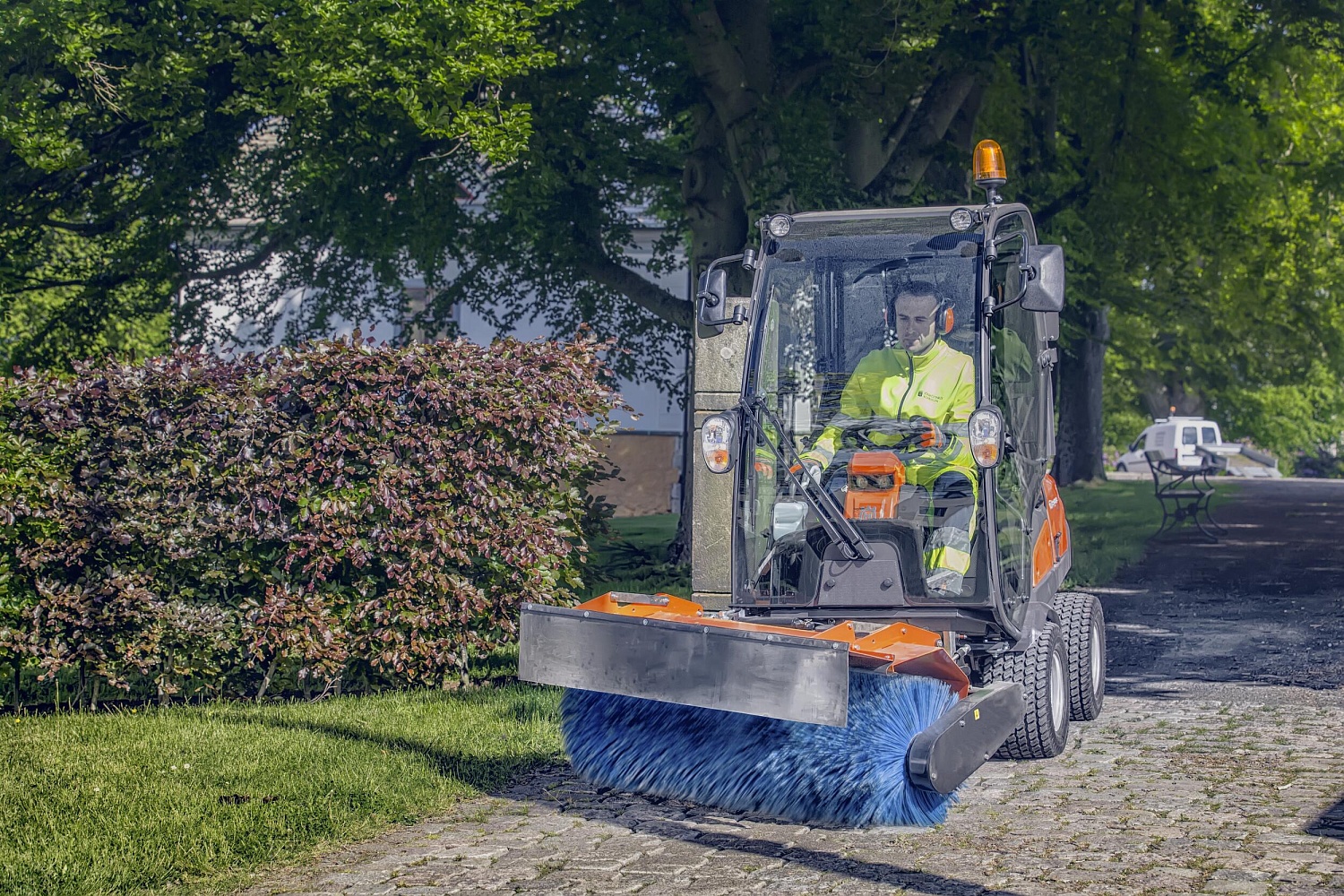 Райдер Husqvarna P525DX – новый уровень благоустройства территорий