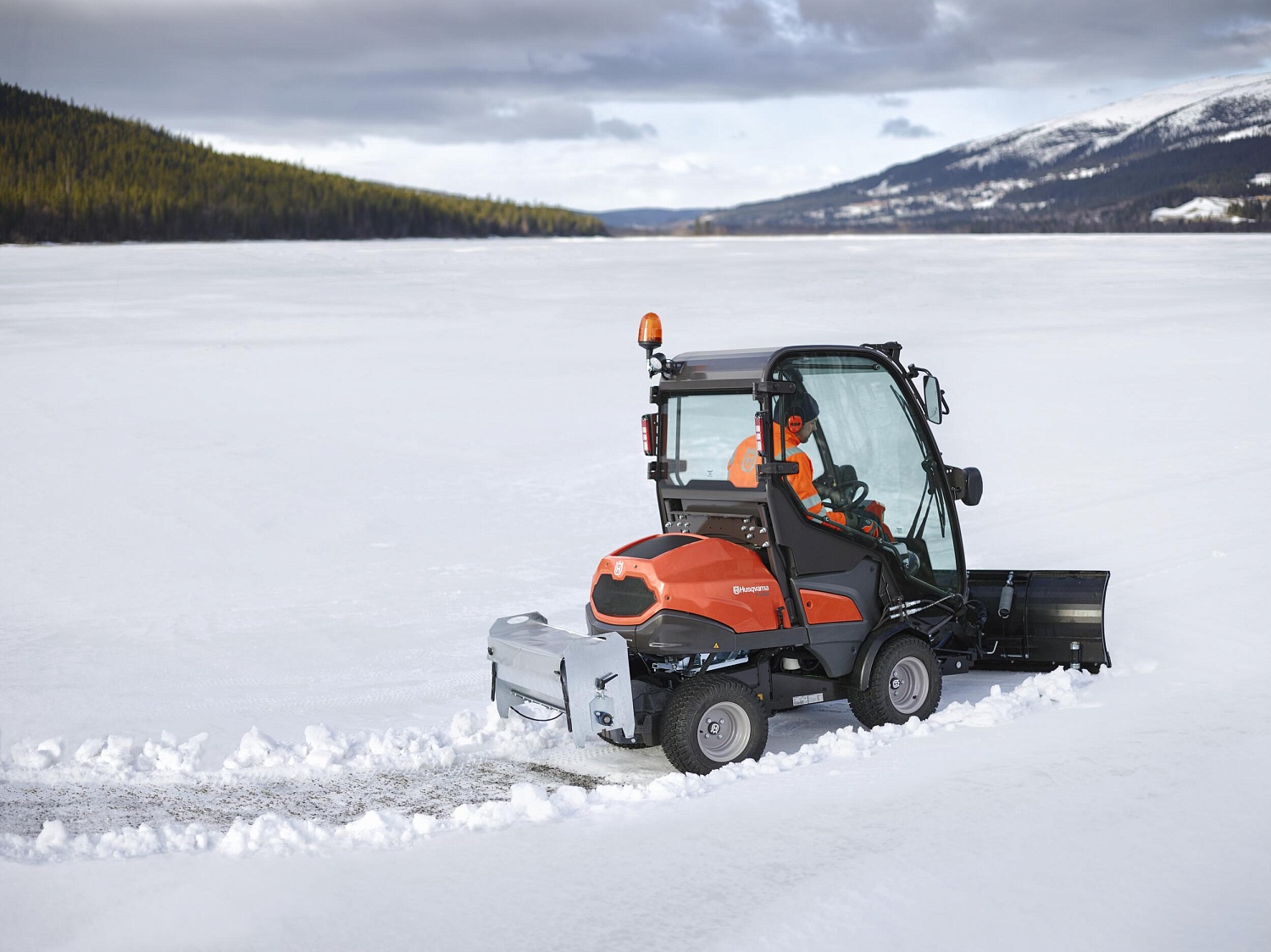 Райдер Husqvarna P525DX – новый уровень благоустройства территорий